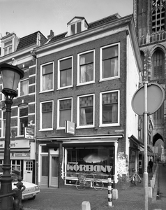 809846 Gezicht op de voorgevel van het pand Vismarkt 23 (coffeebar Andersom) te Utrecht.